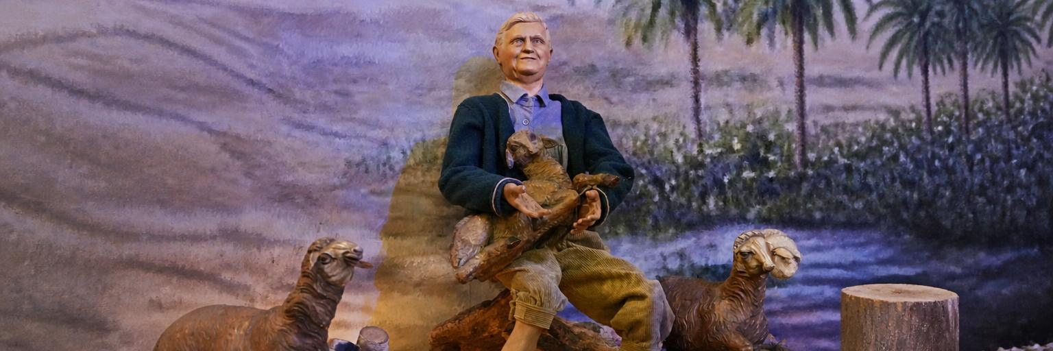 Krippe St. Antonius Krippenfigur Hirte mit Lamm am Lagerfeuer sitzend