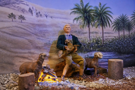 Krippenfigur Hirte mit Lamm am Lagerfeuer sitzend