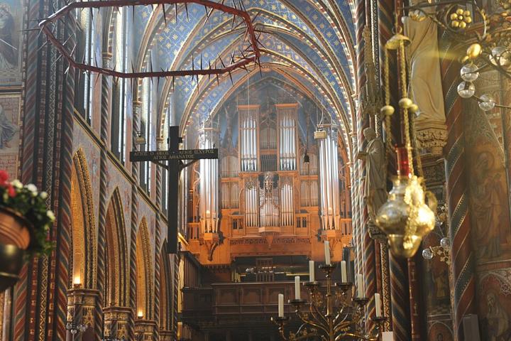 Innenraum mit Orgelansicht der Marienbasilika