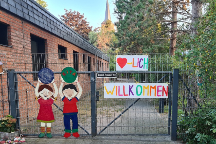 Eingang zum Außengelände der Kita St. Benediktus in Heerdt
